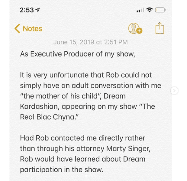 En un mensaje dividido en varias imágenes, la también empresaria expresa su descontento porque Rob Kardashian no tuvo una conversación directamente con ella y, en su lugar, lo hizo a través de un despacho de abogados.