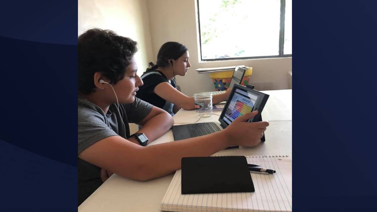 “En febrero mi hija el mayor chocó el carro en el comedor de la casa. ¡La pandemia nos agarró en plena remodelación! ¡Ahora tuvimos que improvisar un espacio para que ellos estuviesen listos para comenzar el nuevo año escolar!”, escribió Eva De Los Ángeles de Pérez en Facebook.