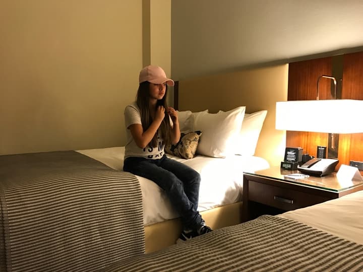 Rubí, exhausta, se preparó para descansar y nos dijo adiós. En la mañana conocerá el mar.