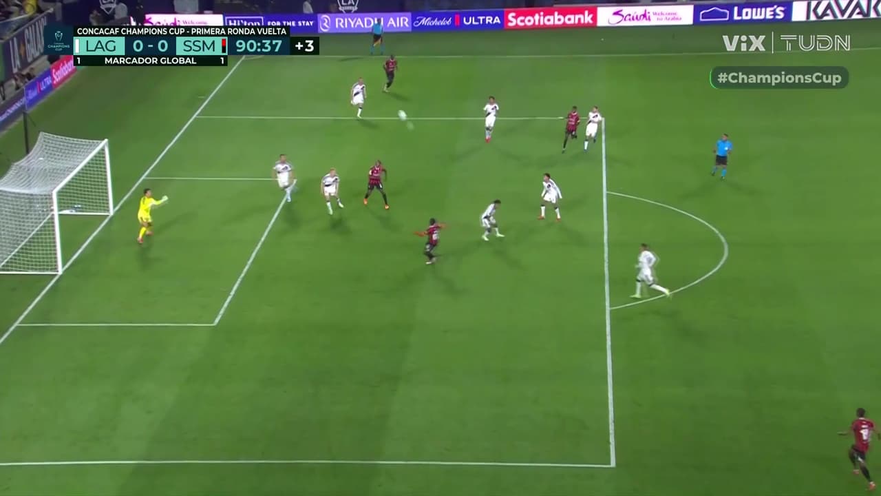 ¡El oso del torneo! Rowe estaba solo dentro del área y vuela su remate