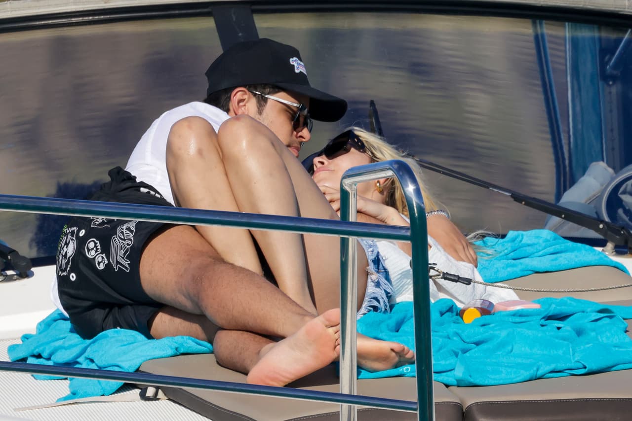 Los jóvenes continuaron su paseo totalmente relajados.