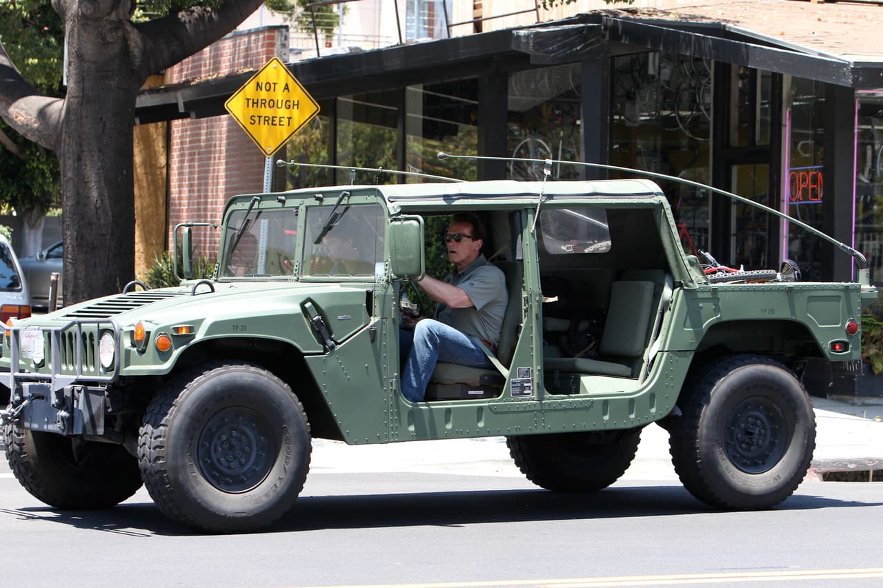<b>Arnold Schwarzenegger</b> es otro de los que disfruta hacer cualquier actividad en su pickup. En este caso se trata de un viejo Hummer H1, el cual tiene como cualidades el ser parte de la primera generación fabricada para uso civil y ser el único que se alimenta de biocombustible.
<br>El exgobernador y también activista ambiental, pagó una costosa modificación del tren motriz de su H1 para que pudiera circular sin causar daños al medio ambiente.