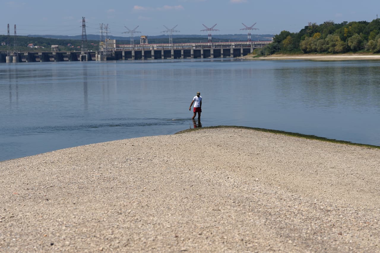 Krsta Brandic, residente de Prahovo, comentó que los bajos niveles de agua casi han paralizado el tráfico fluvial: "Como puede ver, los barcos (grandes) ya no pueden pasar".