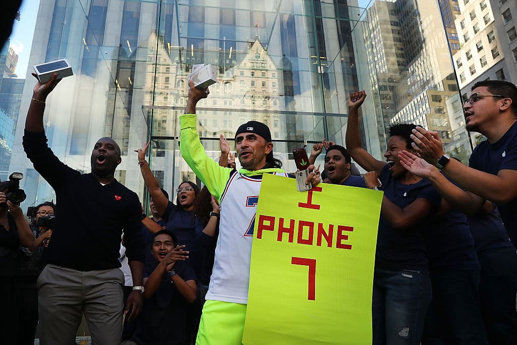 Y para septiembre de 2016 ya se agotaba en Nueva York el último de los modelos del teléfono, el iPhone 7. En la imagen uno de los primeros clientes celebrando que logró comprarlo en la tienda de Apple en Manhattan. Hasta ahora, sus cambios son: una mayor duración de la batería, audífonos inalámbricos, bocinas en estéreo, una pantalla más brillante y con más colores y una carcasa que promete ser resistente al agua.
