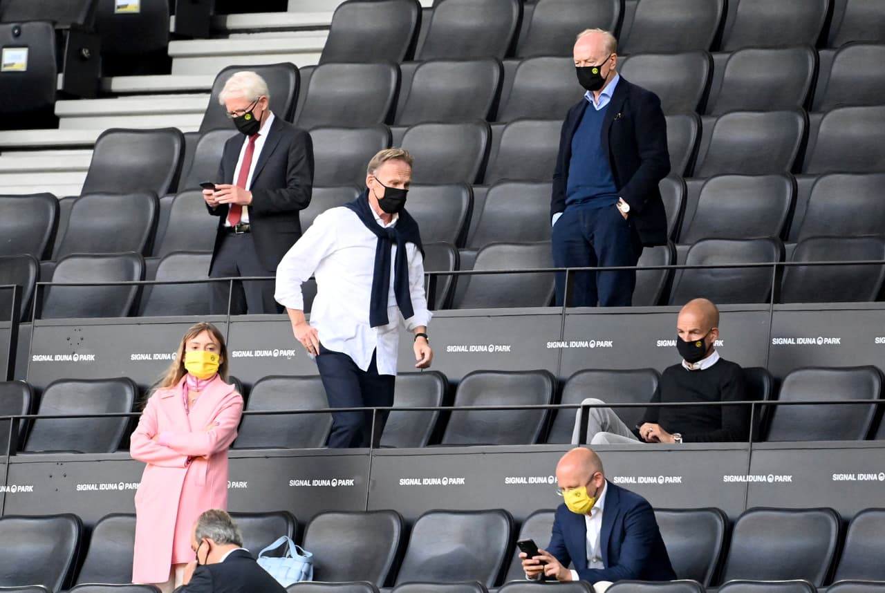 Hans-Joachim Watzke, director del Borussia Dortmund observando el juego desde una despoblada tribuna en el Signal Iduna Park.
