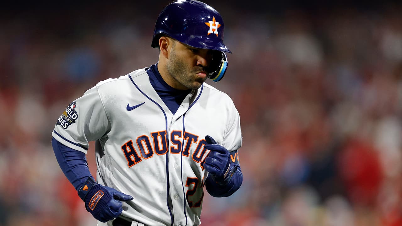 José Altuve llegó a las 7pm y estaría firmando autógrafos hasta las 8:30pm.
