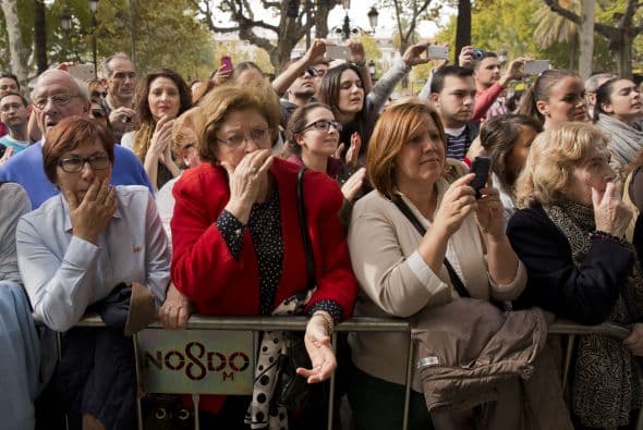 Al paso del féretro, se pudo apreciar a gente del pueblo de Sevilla llorando por doña Cayetana.