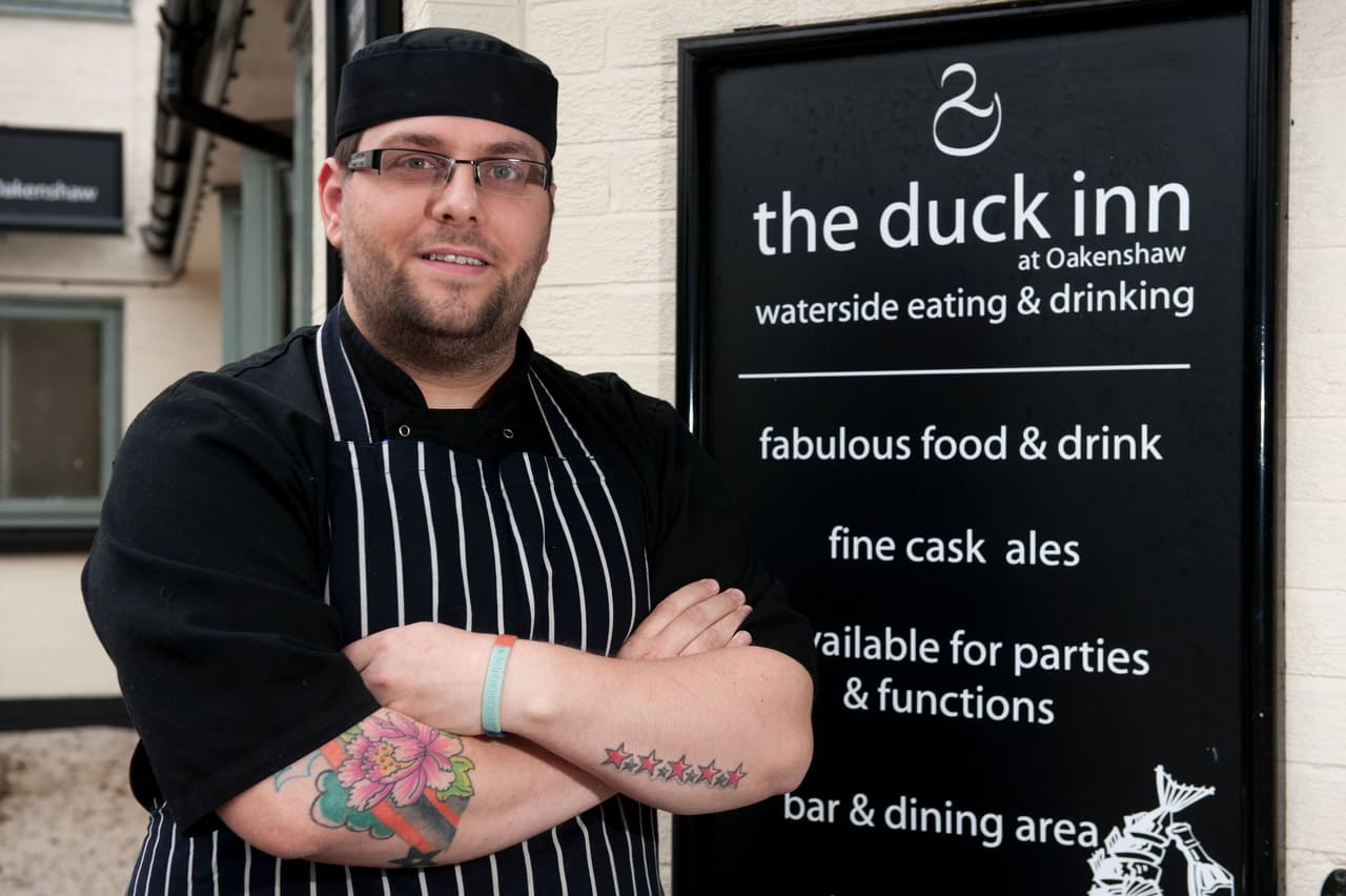 Louise y Ashley Gargan crearon esta hamburguesa gigante en el restaurante 'The duck inn' en Redditch, Inglaterra.