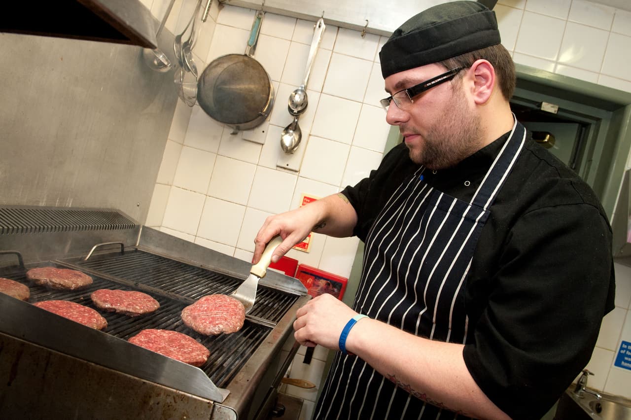 Ambos aseguran que sus clientes llevaban tiempo pidiéndoles que hicieran una hamburguesa más grande, así que quisieron complacerlos.