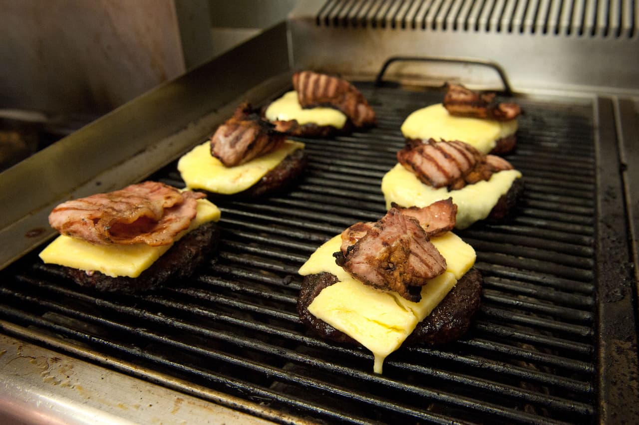 Y es que este monstruo tiene 7,000 calorías en forma de seis carnes, seis rebanadas de tocino, seis aros de cebolla, queso y ensalada.