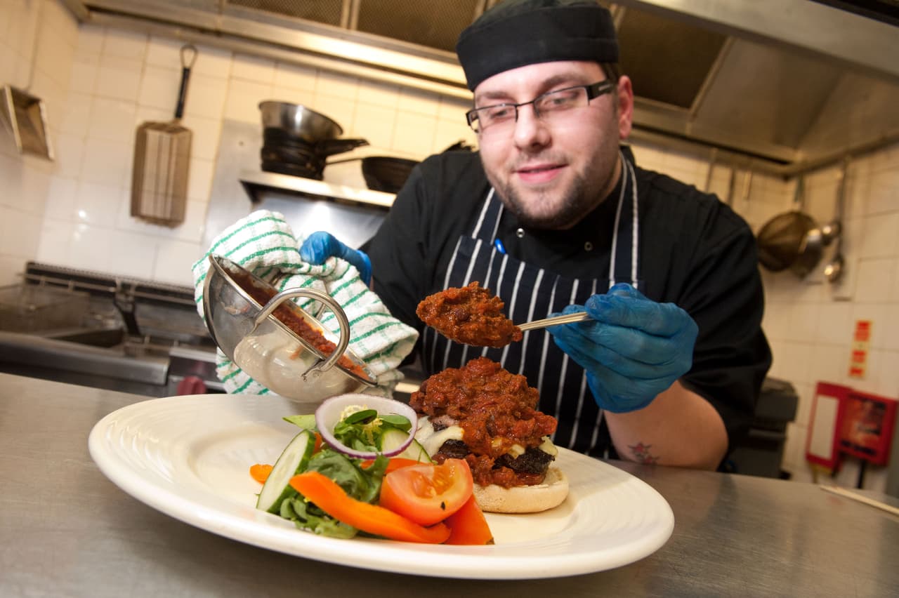 El reto del restaurante de llama 'The Man Vs Duck Burger' y consiste en comerse toda la hamburguesa para ganar un lugar en la pared de la fama del lugar, pero hasta ahora, más de doce personas lo han intentado sin obtener éxito.
