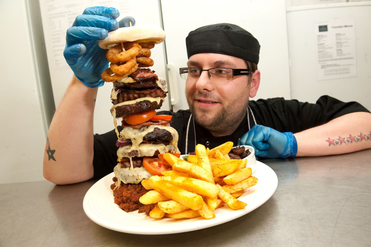 Inglaterra tiene un reto, ¡comerse esta hamburguesa monstruo!