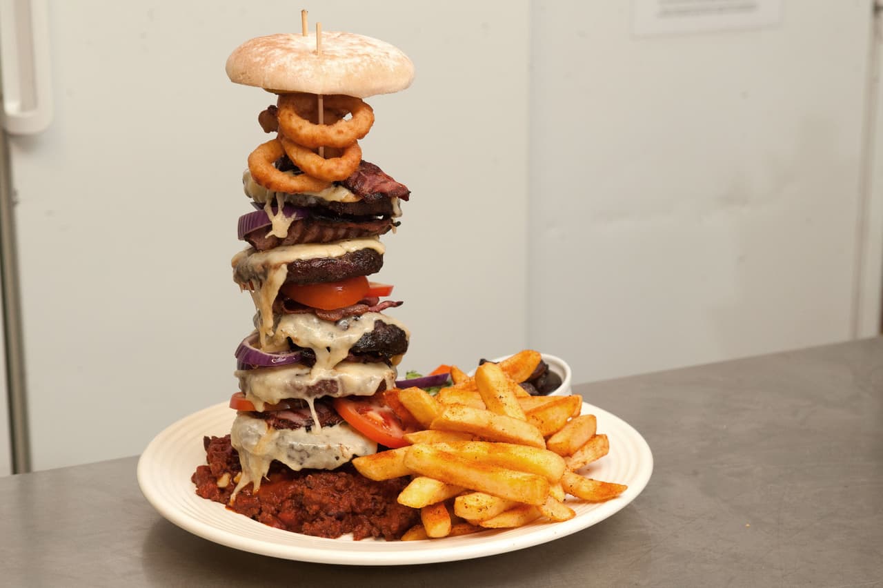 El restaurante ha declarado que una décima parte de todas las ventas realizadas de la hamburguesa irán a 'Macmillan Cancer Support', una asociación para personas con cáncer, así que además de comer hasta no poder más, los comensales aportan a esta causa, padrísimo ¿no?.