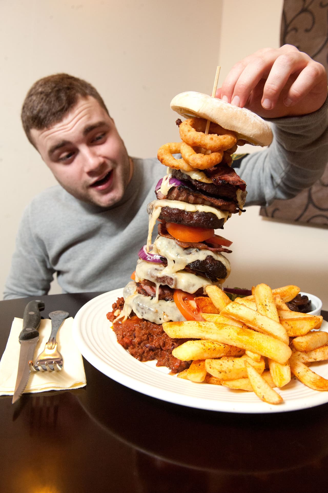 Lewis Theodorou, un comensal de veinte años fue la décimo tercera persona en tomar el reto.