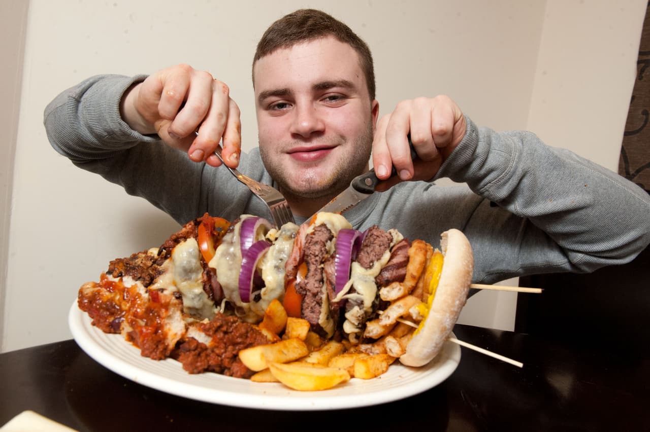 Además de la hamburguesa, el plato también trae una ración de papas fritas y vienen incluidas en el desafío.