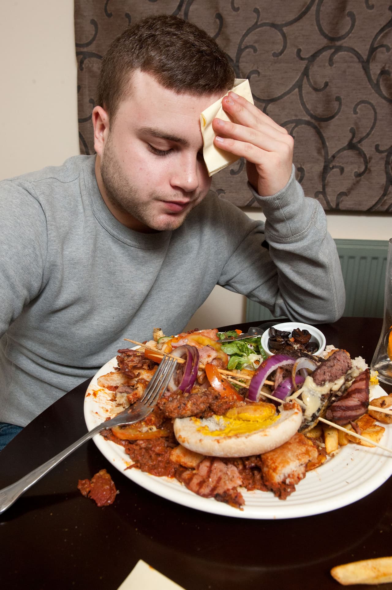 Pero de repente su estomago ya no pudo más.