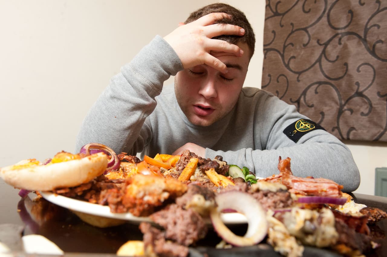 'Yo pensaba que podría cumplir el reto, pero la hamburguesa estaba demasiado grande', dijo agotado.
