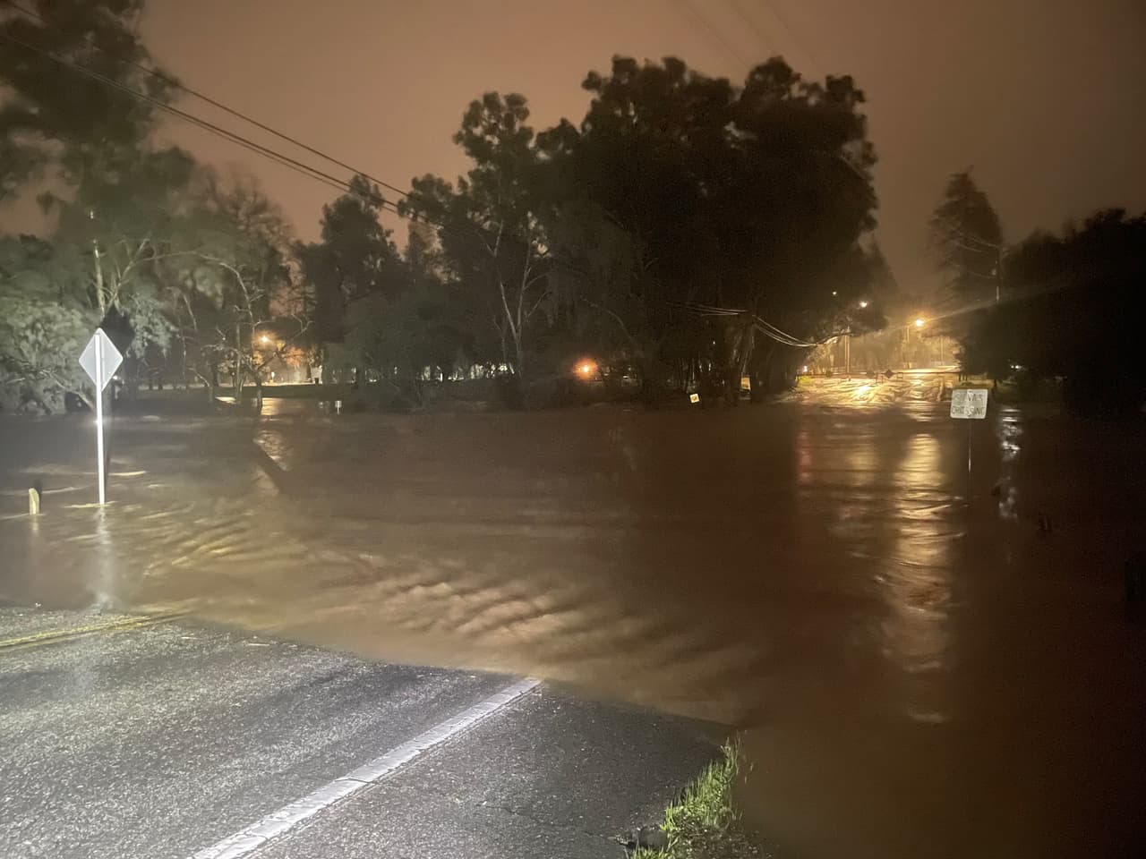 En Gilroy, el desbordamiento del Uvas Creek provocó el cierre de Miller Avenue a la altura del cruce Silva.