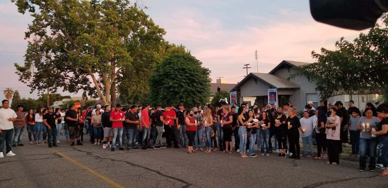 Realizan vigilia en honor a víctimas de tiroteo ocurrido en Fowler
