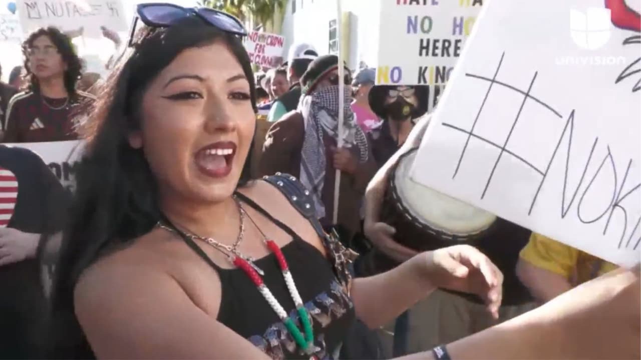 <b>Bandas y consignas colectivas</b>: los asistentes corean mensajes pacíficos, combinando alegría con protesta, mientras avanzan por el downtown de Tampa, mostrando unidad intergeneracional.