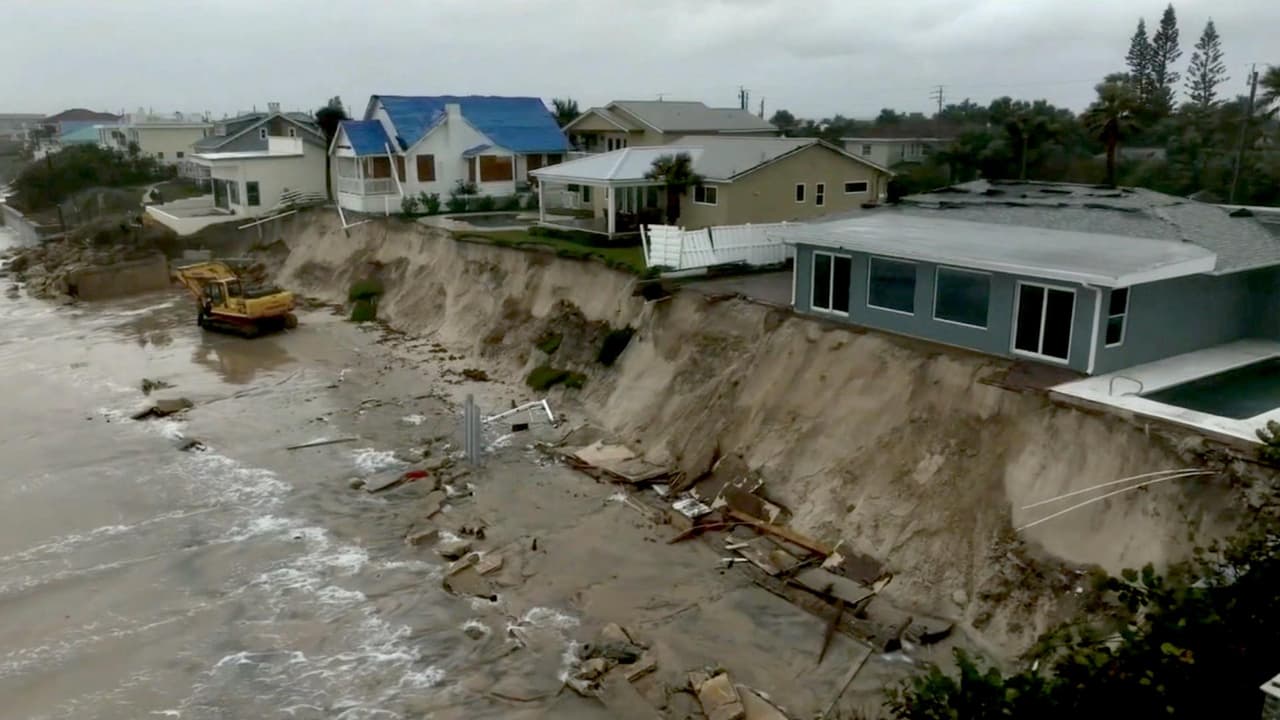 VIDEO: Nicole se convirtió en un huracán de categoría 1 tras tocar tierra en la isla de Gran Bahama días antes. 
<b><a href="https://www.univision.com/local/tampa-wvea/huracan-nicole-tampa-florida-impacto">Sigue las últimas noticias en Univision. </a></b>