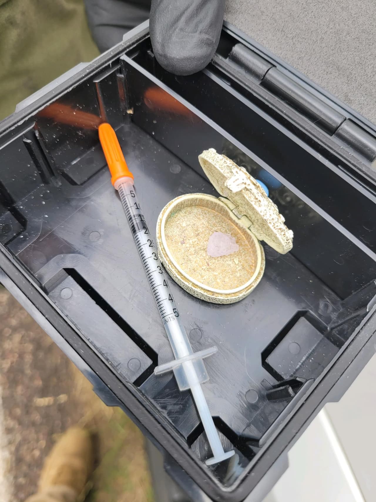 En el vehículo en el que transportaban a los inmigrantes se encontraron drogas, lo que resultó en que el conductor y el pasajero fueran acusados de posesión de drogas y parafernalia.