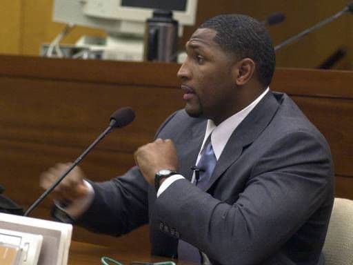 El dos veces ganador del 'Super Bowl' Ray Lewis, fue acusado en el año 2000 por doble asesinato, El ex linebacker de los Ravens estuvo a nada de pisar la prisión, pero inesperadamente los cargos le fueron retirados.