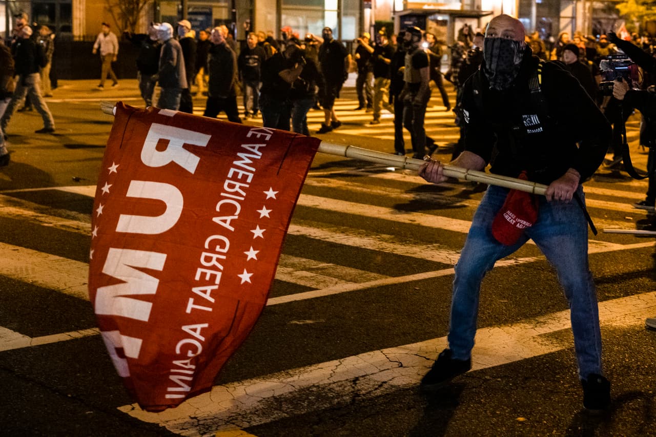 El FBI allanó su casa en Queens y lo interrogó acerca de una serie de amenazas sobre el asedio mortal al Capitolio de los EE.UU. que dijeron que hizo en la red social Parler.