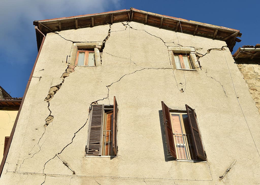 El terremoto deja las huellas de su fuerza en las casas de la zona central de Italia