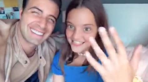 En dicha publicación, Jencarlos Canela escribió: "Puse un anillo. Mi mejor amiga cumple 11 años y la avergoncé (porque me encanta hacer eso) al arrodillarme en un centro comercial y ponerle este anillo en su dedo".
