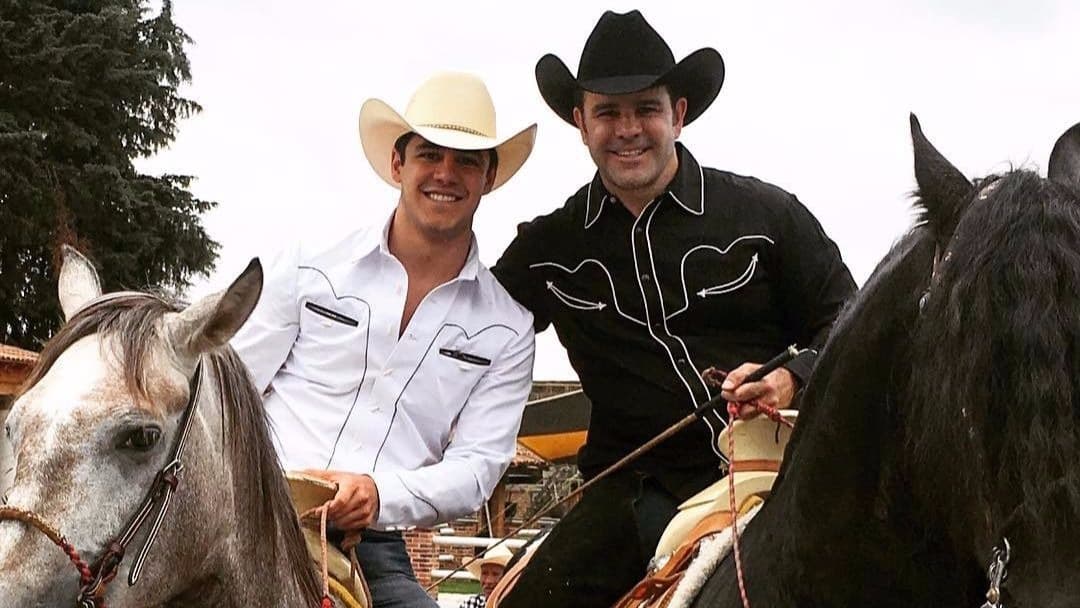 La carrera musical de Eduardo Capetillo comenzó en 1983, cuando participó en la segunda edición del festival Juguemos a cantar, en el que ganó el segundo lugar. Tres años después se incorporó al grupo Timbiriche y finalmente se lanzó como solista.