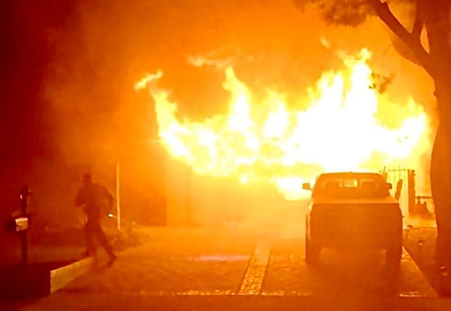 Oficiales de Kern rescatan a pareja de ancianos de casa en llamas