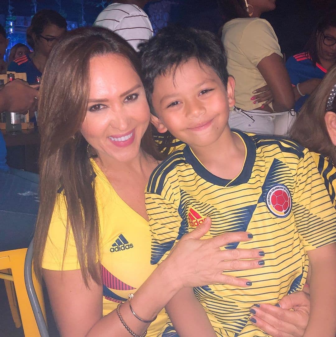 Aprovechó el viaje a su país de origen, para disfrutar de momentos divertidos con su familia. En la foto, posa junto a su sobrino.