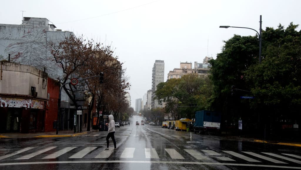 Vista general de la avenida San Juan, en Buenos Aires, durante un apagón masivo que afecta a Uruguay y Argentina.