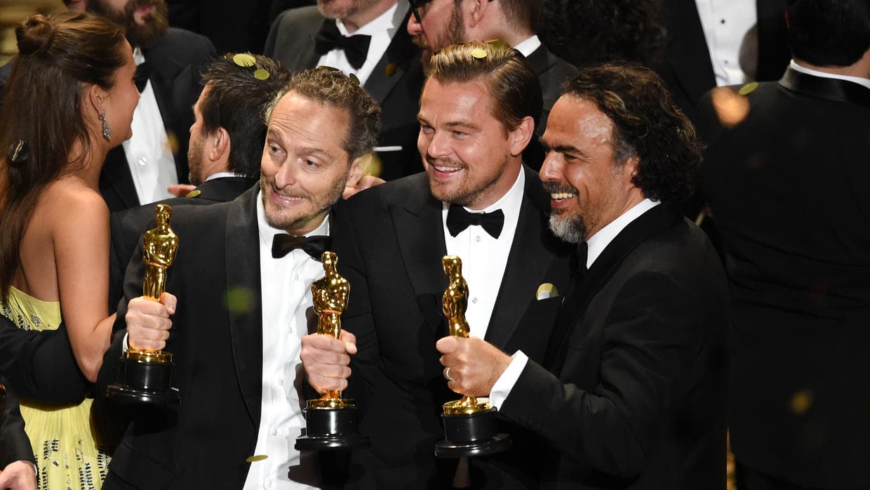 <b>Los mexicanos Iñárritu y Lubezki hacen historia en los Oscar</b>
<br>Este año el director de cine mexicano Alejandro González Iñárritu 
<b><a href="http://www.univision.com/entretenimiento/oscar/los-mexicanos-inarritu-y-lubezki-hacen-historia-en-los-oscar" target="_blank">coronó por segundo año consecutivo el Oscar</a></b> a mejor director por la película 'The Revenant'. Por su parte, Emmanuel 'El Chico' Lubezki se convirtió en el primer director de fotografía en ganar tres premios Oscar consecutivos, en esta ocasión con el mismo filme de Iñárritu, que fue protagonizado por Leonardo Di Caprio, quien obtuvo el anhelado galardón que tantas veces se le había escapado de las manos.