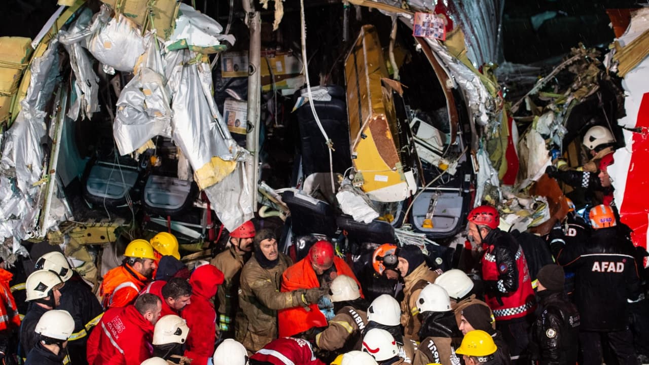 Avión de pasajeros se parte al aterrizar en Turquía; hay un muerto y al menos 120 heridos