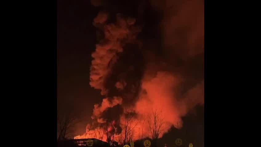 Enorme fuego consume un almacén al sur de Chicago 