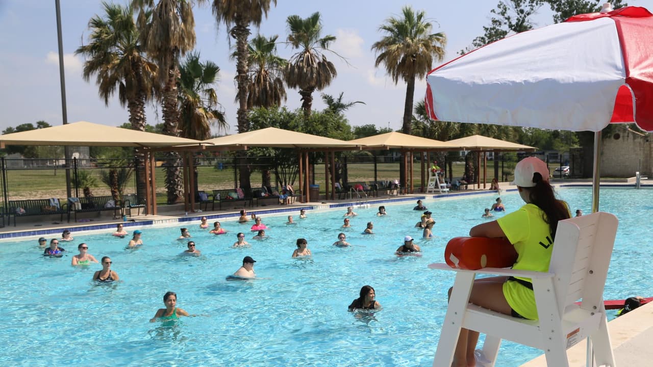 Las albercas públicas de San Antonio abrirán sábados y domingos de 1:00 p.m. a 7:00 p.m. durante la temporada de preapertura.