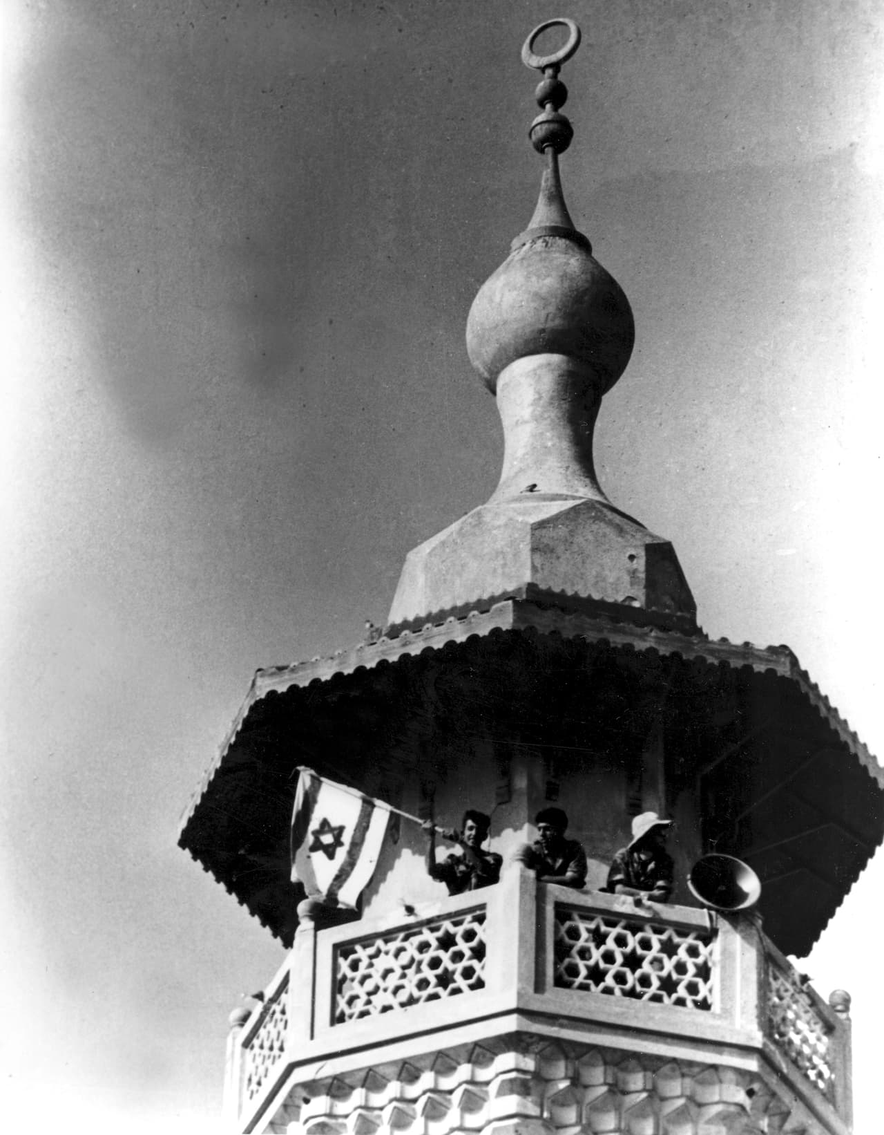Soldados israelíes muestran su bandera desde el minarete de la mezquita de El Kantara, una ciudad israelí en el desierto del Sinaí, el 11 de junio de 1967.