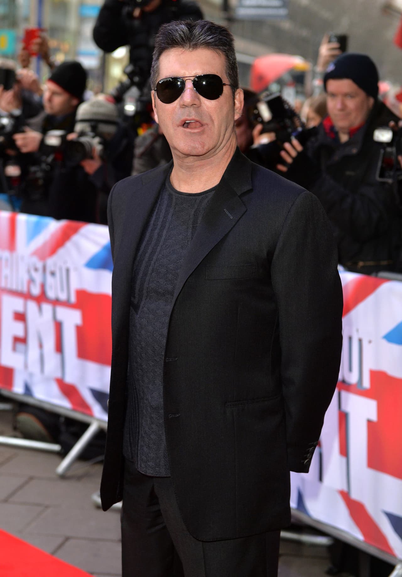 Simon estaba viendo tele en su habitación cuando escuchó los vidrios rotos.