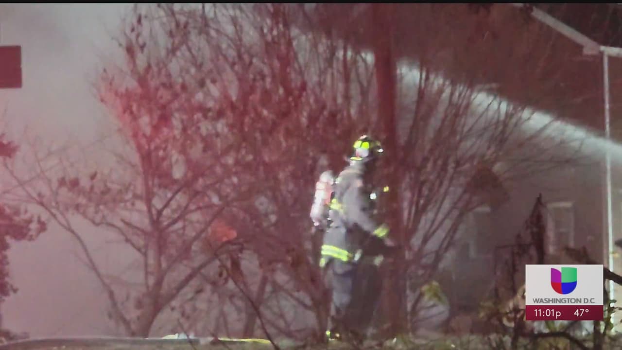 Univision Washington DC acudió al sitio donde se registró una 
<b><a href="https://www.univision.com/local/washington-dc-wfdc/explosion-arlington-presencia-policial" target="_blank">explosión dentro de una vivienda</a></b> donde se encontraban agentes de la policía listos para ejecutar una orden de allanamiento, pero el sospechoso en la casa habría disparado bengalas contra material inflamable. Esto se sabe.