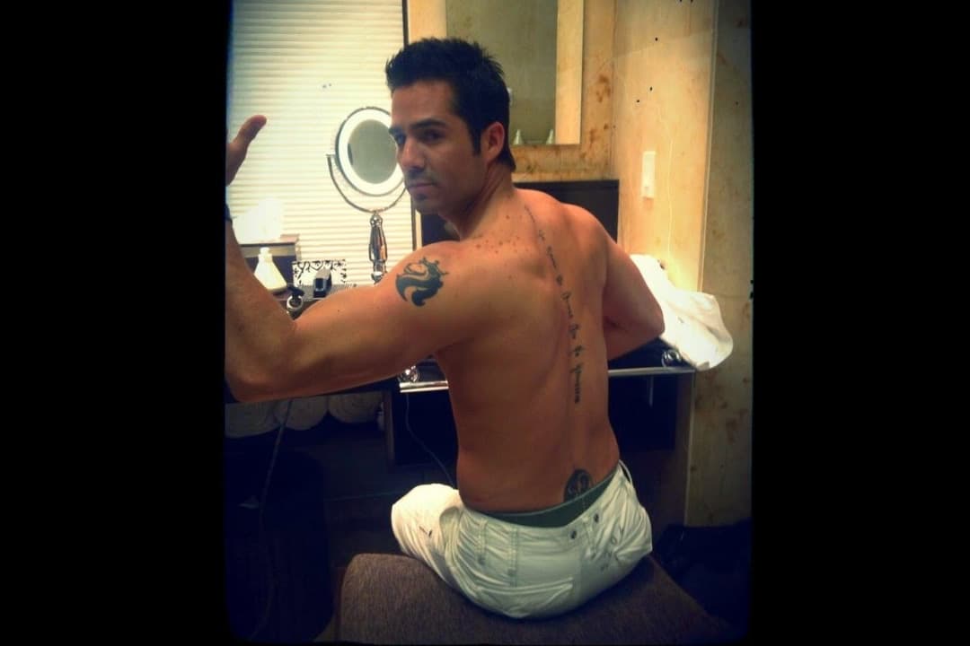 Y es una frase escrita en hebreo que significa "Dios Padre, Dios Hijo, Dios Espíritu Santo".