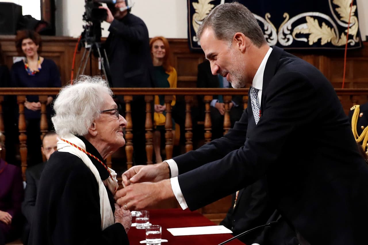 Ida Vitale recibiendo el premio Cervantes de manos del rey Felipe VI de España el 23 de abril de 2019.