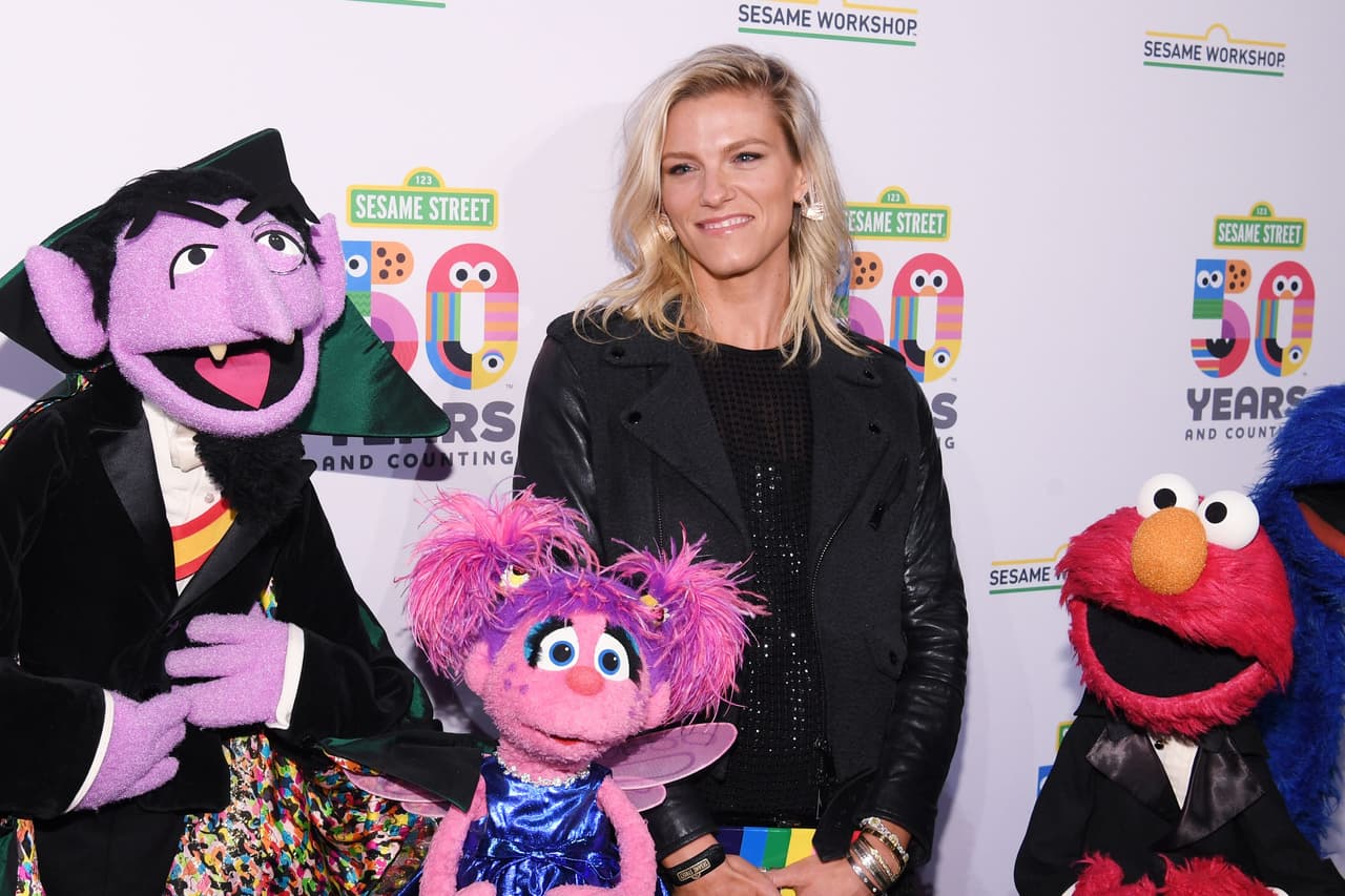 La asistencia del expelotero también fue confirmada por People. Según el representante del deportista, él y Shookus "han sido amigos durante 15 años": 
<b><a href="https://people.com/sports/lindsay-shookus-and-alex-rodriguez-hanging-out-party-friends/" target="_blank">"No hay nada en absoluto"</a></b>, dijo a esa revista.
<br>