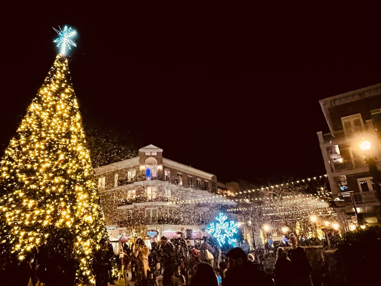 <b>Evento</b>: Downtown Alpharetta Tree Lighting
<br>
<b>Fecha</b>: 18 de noviembre
<br>
<b>Lugar</b>: 2 Park Plaza. Alpharetta, GA
<br>
<b>Sitio web</b>: 
<a href="https://www.alpharetta.ga.us/government/departments/recreation-parks/special-events/season-of-celebration">https://www.alpharetta.ga.us/government/departments/recreation-parks/special-events/season-of-celebration</a> 
<br>
<br>Inicia la temporada navideña con la iluminación de un árbol de 50 pies en el centro de Alpharetta. Disfruta de música en vivo, nieve, de El Cascanueces del Metropolitan Ballet Theatre, canciones y más. Santa y sus amigos harán una aparición especial también para los pequeños.