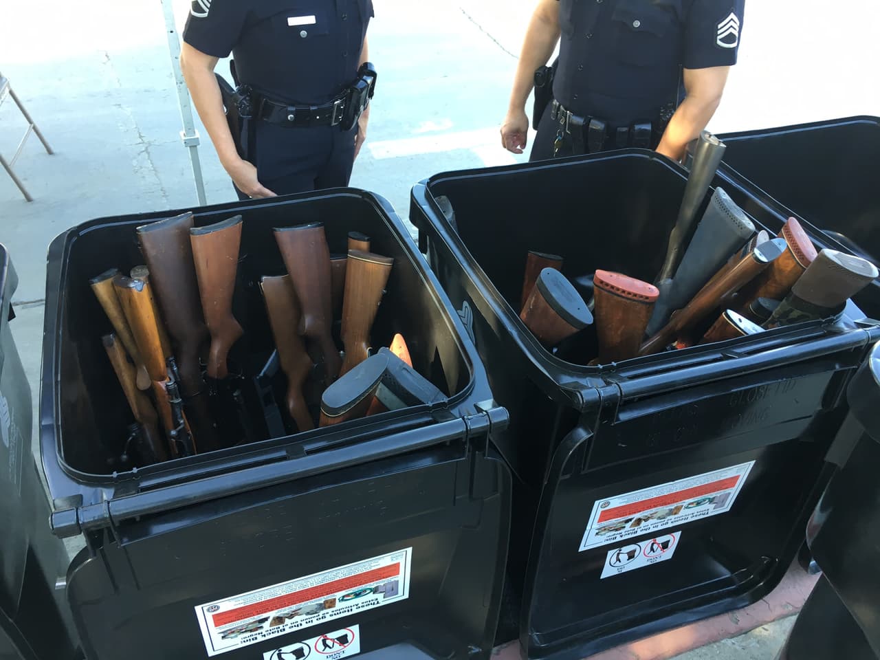 Rifles intercambiados por tarjetas de regalo en el Sport Arena de Los Ángeles el 13 de mayo de 2017.