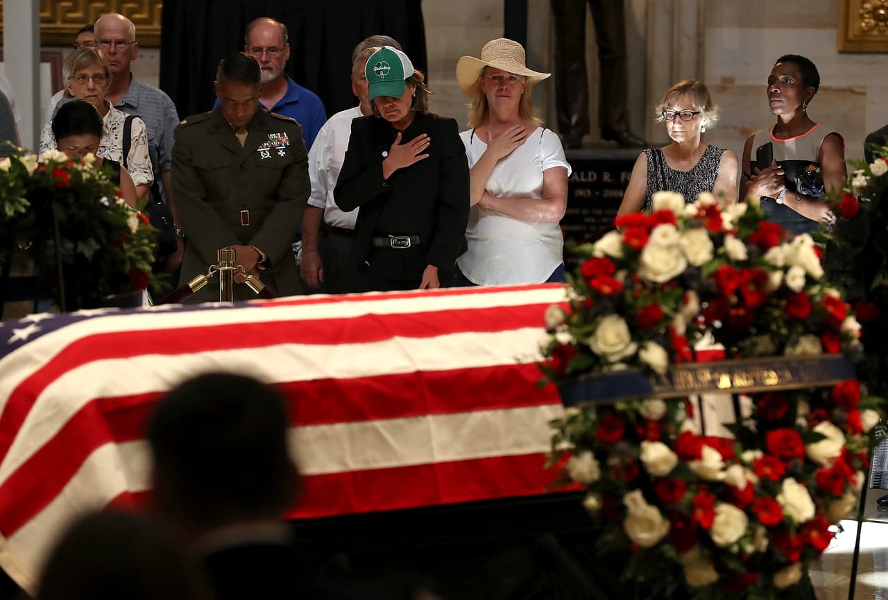Los visitantes tuvieron la oportunidad de detenerse brevemente frente al féretro del senador.