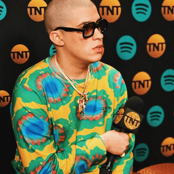 Con una colorida camisa y llamativos dijes, así es como apareció Bad Bunny para ofrecer una entrevista rumbo a Latin GRAMMY 2017.