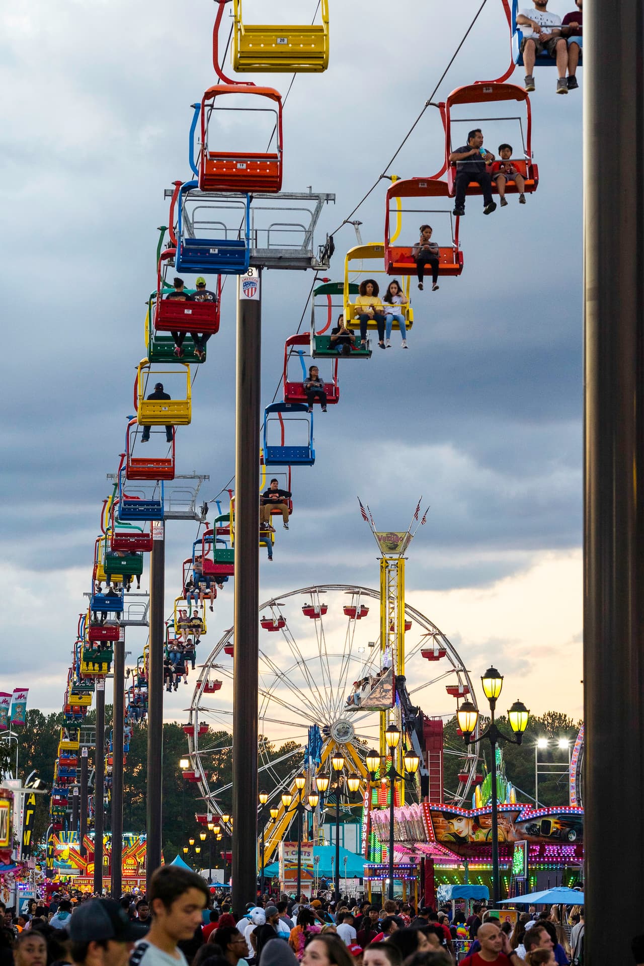 <b>¿Dónde es la Ferial Estatal? </b>El Recinto Ferial en Raleigh alberga este popular evento organizado por el Departamento de Agricultura y Servicios al Consumidor de Carolina del Norte. 
<b>Dirección:</b> 4285 Trinity Rd, Raleigh, NC 27607.