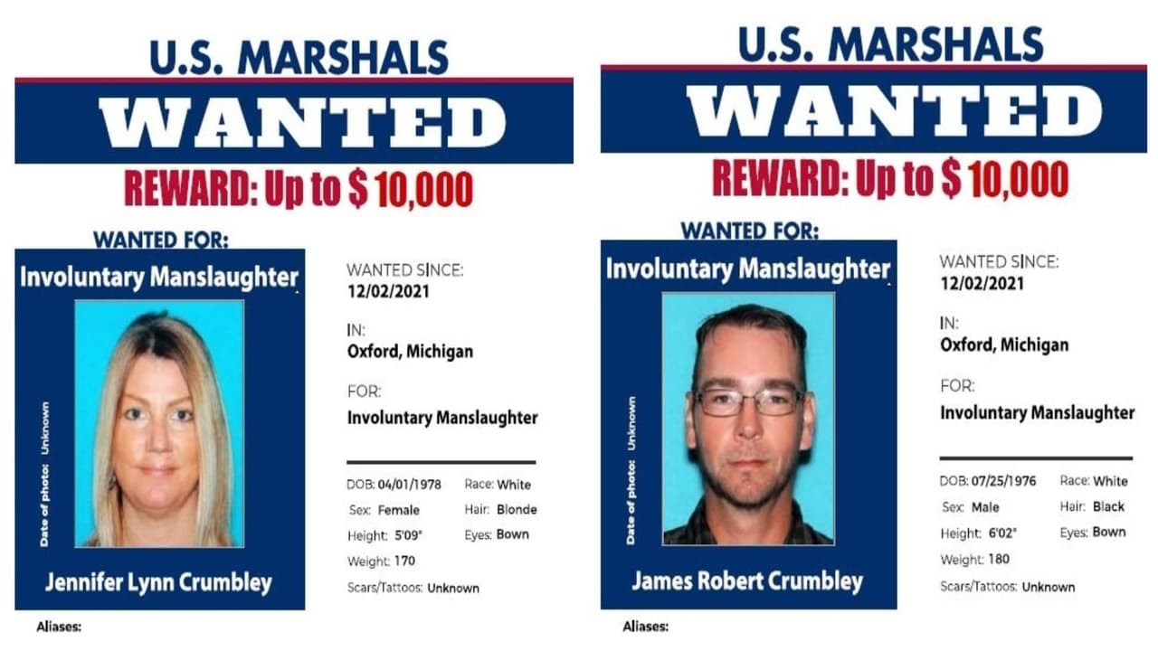 El viernes por la noche, el Servicio de Alguaciles de EEUU publicó carteles de búsqueda por información que conduzca al arresto de James y Jennifer Crumbley,